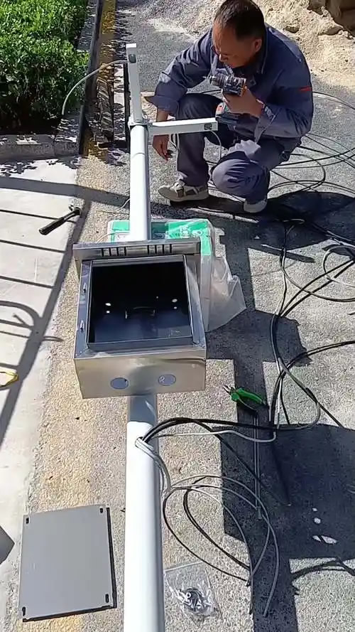 監控安裝工的日常生活與挑戰：守護安全的無名英雄